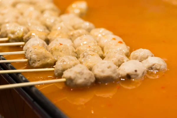 Gegrillte Schweinefleischbällchen mit süßer Chilisoße beim Street Food, mir — Stockfoto