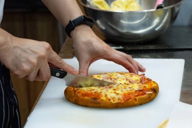 Şef pizza, pizza yapma süreci hazırlanıyor 