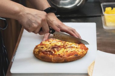 Şef pizza, pizza yapma süreci hazırlanıyor 
