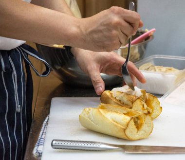 Şef sandviç mutfakta, v ile lezzetli sandviç hazırlar