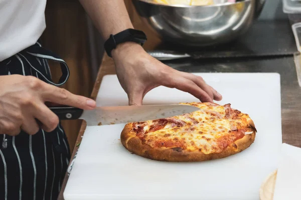 Şef pizza, pizza yapma süreci hazırlanıyor — Stok fotoğraf