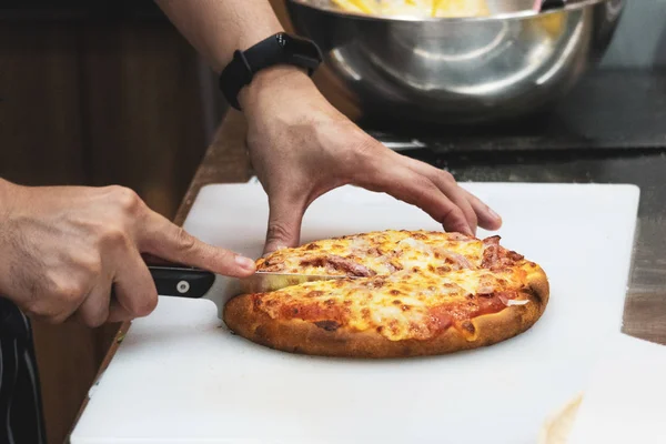 Şef pizza, pizza yapma süreci hazırlanıyor — Stok fotoğraf