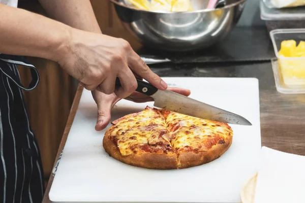 Şef pizza, pizza yapma süreci hazırlanıyor — Stok fotoğraf