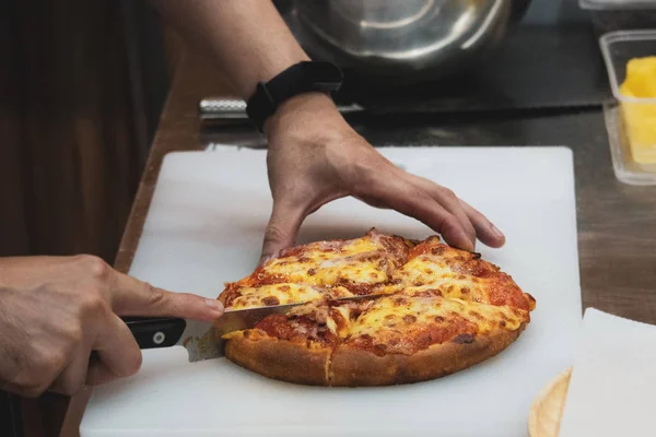 Chef preparare la pizza, Il processo di preparazione della pizza — Foto Stock