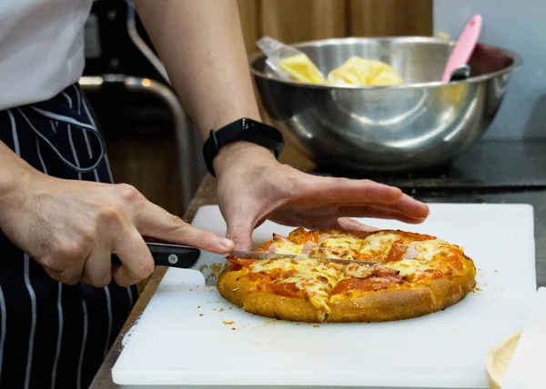 Şef pizza, pizza yapma süreci hazırlanıyor — Stok fotoğraf