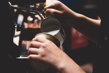 Sütlü kahve, Cafe latte kahve dükkanında yapma Barista