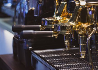 Barista bir kahve dükkanı, yakın çalışma Barista gr presler