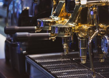 Barista bir kahve dükkanı, yakın çalışma Barista gr presler