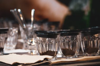 Tatmak için masada kahve fincanı kahve cam, tatma