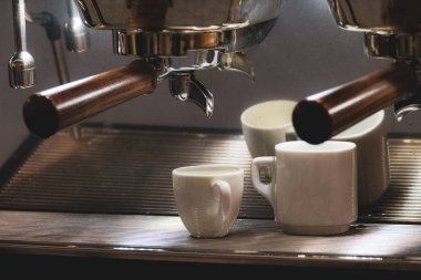 Barista bir kahve dükkanı, yakın çalışma Barista gr presler