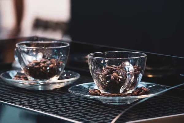 Xícara de café e grãos de café, grãos de café caindo em c café — Fotografia de Stock