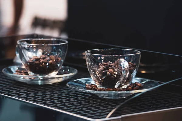 Kaffeetasse und Kaffeebohnen, Kaffeebohnen, die in Kaffee fallen — Stockfoto