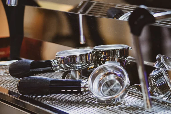 Barista trabalhando em um café, Close up of barista presses gr — Fotografia de Stock