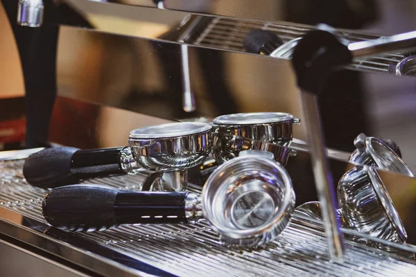 Barista trabalhando em um café, Close up of barista presses gr — Fotografia de Stock