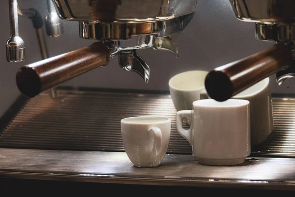 Barista trabalhando em um café, Close up of barista presses gr — Fotografia de Stock