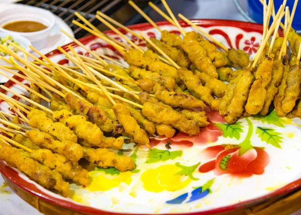Chicken Satay köstliche asiatische Küche, Spießessen, Streetfood — Stockfoto
