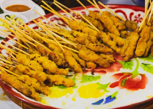 Chicken Satay köstliche asiatische Küche, Spießessen, Streetfood — Stockfoto