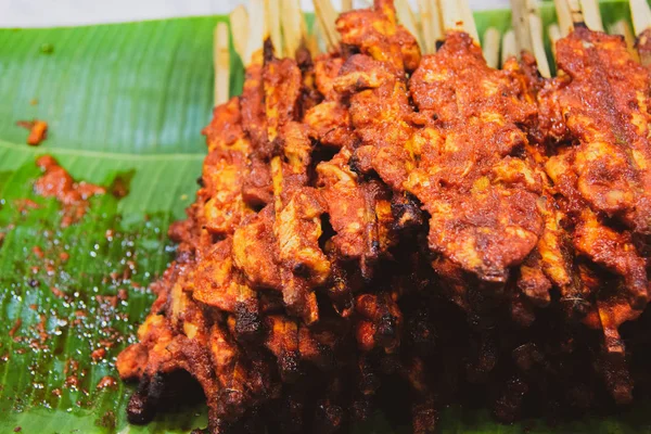 Chicken Satay köstliche asiatische Küche, Spießessen, Streetfood — Stockfoto