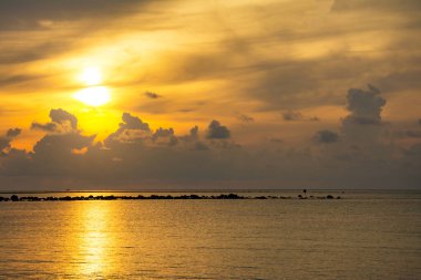 Günbatımı gökyüzü deniz, ışık ve gün batımı bulut yansıtmak 