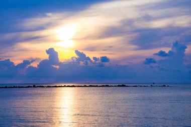 Günbatımı gökyüzü deniz, ışık ve gün batımı bulut yansıtmak 
