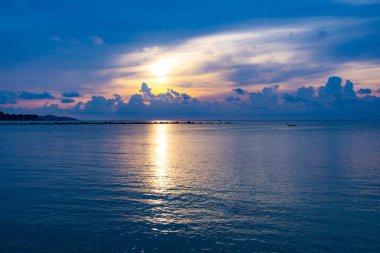 Günbatımı gökyüzü deniz, ışık ve gün batımı bulut yansıtmak 