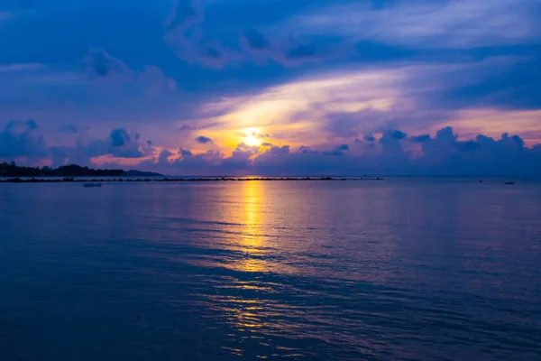 O céu do por do sol reflete no mar, a luz e a nuvem do por do sol é — Fotografia de Stock