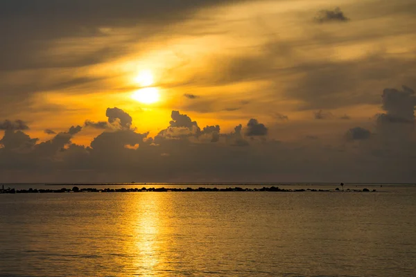 O céu do por do sol reflete no mar, a luz e a nuvem do por do sol é — Fotografia de Stock