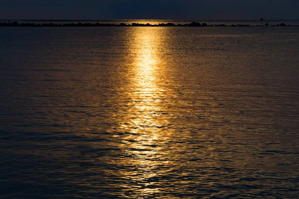 O céu do por do sol reflete no mar, a luz e a nuvem do por do sol é — Fotografia de Stock