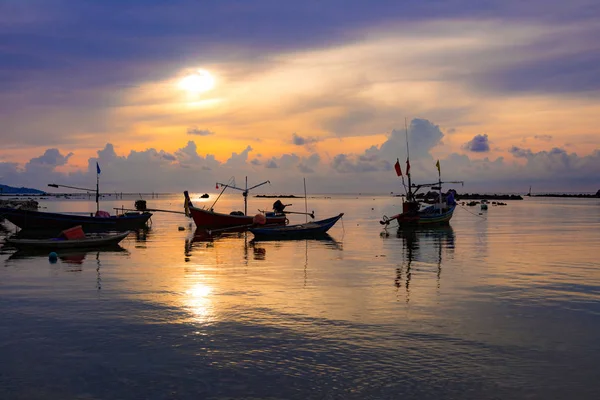 Barco de pesca no mar, pôr do sol e silhuetas de barcos de madeira — Fotografia de Stock