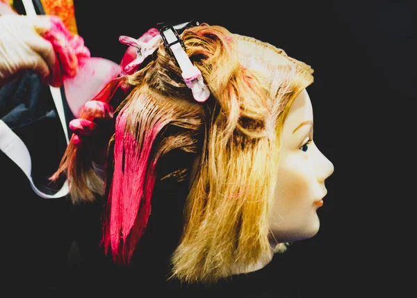 Teinture des cheveux, Coiffures sur la tête factice du salon de coiffure — Photo