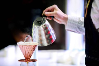 Barista kahve yapıyor, chemex ile kahve hazırlanıyor, Chemex D