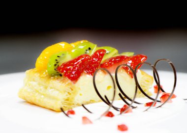 çilek, kivi, meyve ve şeftali, ahududu ile meyve li kek