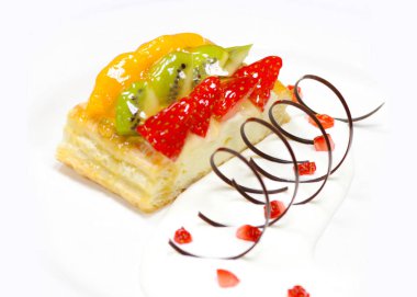 çilek, kivi, meyve ve şeftali, ahududu ile meyve li kek