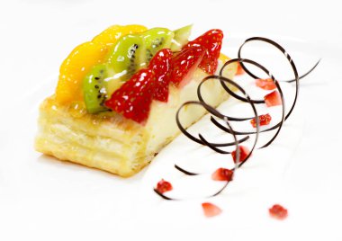 çilek, kivi, meyve ve şeftali, ahududu ile meyve li kek