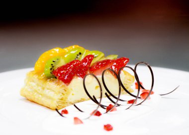 çilek, kivi, meyve ve şeftali, ahududu ile meyve li kek