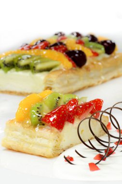 çilek, kivi, meyve ve şeftali, ahududu ile meyve li kek