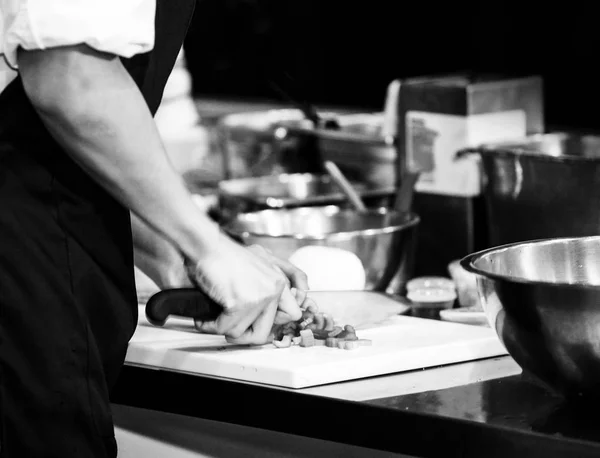 Chef cocinando comida en la cocina, Chef preparando comida —  Fotos de Stock