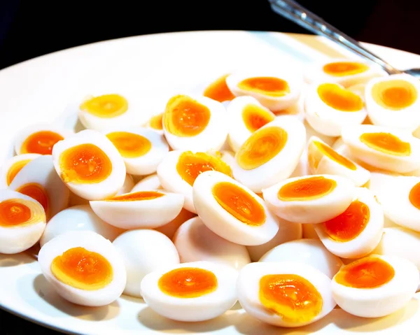 Gekookte eieren in een schotel, gekookt ei gesneden in half klaar om te koken — Stockfoto