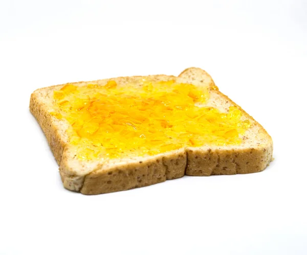 Gesneden brood met jam ananas op een witte achtergrond — Stockfoto