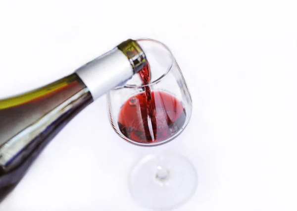 Proeven van witte wijn giet in een glas, het gieten van witte wijn uit wijn — Stockfoto