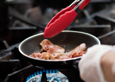 mutfakta şef pişirme, bir tavada taze kızarmış pastırma