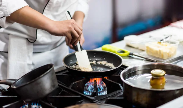 Chef memasak makanan di dapur, Chef menyiapkan makanan — Stok Foto