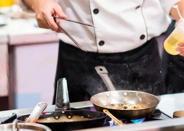 Chef memasak makanan di dapur, Chef menyiapkan makanan — Stok Foto