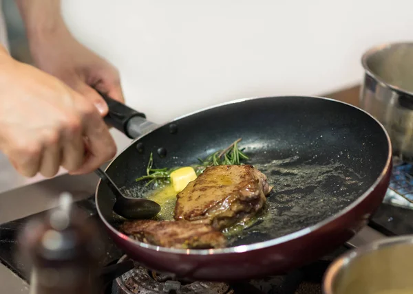 Chef memasak makanan di dapur, Chef menyiapkan makanan — Stok Foto