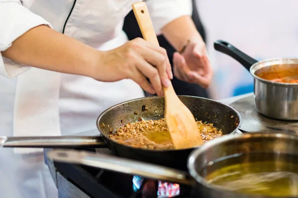 Chef preparando comida en la cocina, cocinero cocinando — Foto de Stock