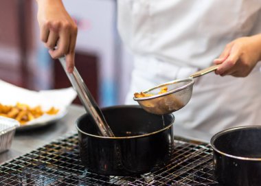 Şef mutfakta patates kızartması pişirip, Şef kızarmış yemek yapıyor 