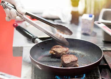 Bir tavada et kızartın. Şef hazırlama ve et re spicing