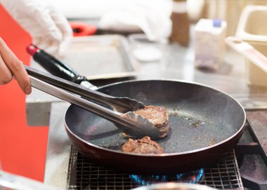 Bir tavada et kızartın. Şef hazırlama ve et re spicing