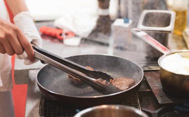 Bir tavada et kızartın. Şef hazırlama ve et re spicing