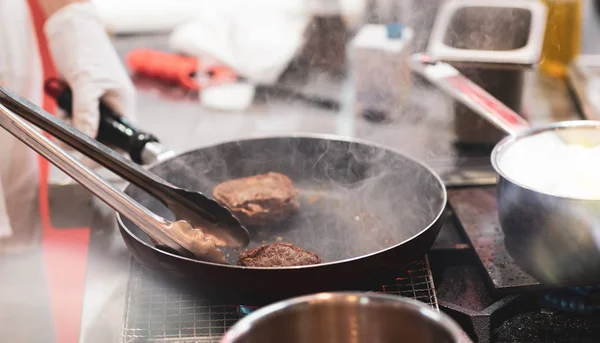 Bir tavada et kızartın. Şef hazırlama ve et re spicing — Stok fotoğraf